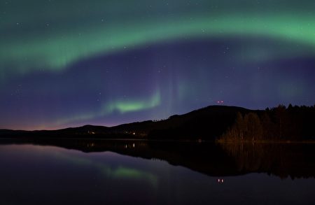 2016年8月23日，瑞典西诺尔兰省Erikslund村出现美丽的极光。(JONATHAN NACKSTRAND/AFP/Getty Images)