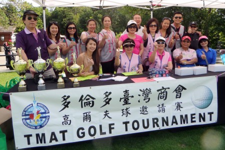 多伦多台湾商会2015高尔夫球邀请赛档案照,会长黄丽美(后排左6)与工作人员一起合照。(梁清祥提供)