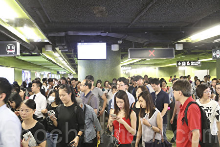 台风“妮妲”吹袭香港过后,天文台取消8号风球,市民赶回公司复工。(余钢/大纪元)