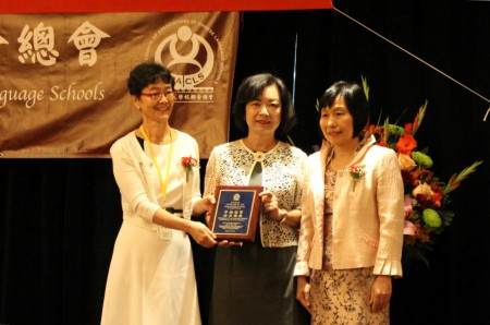 全美中文學校聯合總會總會長謝文玲博士(右),中華民國駐美副代表洪慧珠公使(中),位於馬里蘭州的白氏生物科技諮詢公司總裁白越珠(左)。(何伊/大紀元)