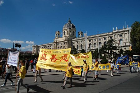 法轮功学员举办了游行活动。游行队伍从史蒂芬大教堂广场出发,经过著名的格拉本大街(Grabens)、霍夫堡王宫(Hofburg)、联邦总统府广场、英雄广场,穿过维也纳内城区,博物馆广场区,最后抵达维也纳最大的购物大街──玛利亚希尔夫大街(Mariahilfer Strasse)。(明慧网)