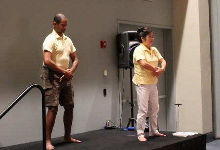 8月20日,美国一年一度的瑜伽博览会(The Yoga Expo)在首都城市华盛顿DC沃尔特.华盛顿会议中心(Walter E. Washington Convention Center)举行。在济济一堂的法轮功功法学习厅内,华府法轮功学员范琳莎(右)在讲解和教大家学习法轮功功法。(于析雨/大纪元)