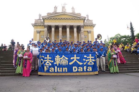 圖19:天國樂團和仙女隊在Eger市著名的大教堂前合影留念。(大紀元)