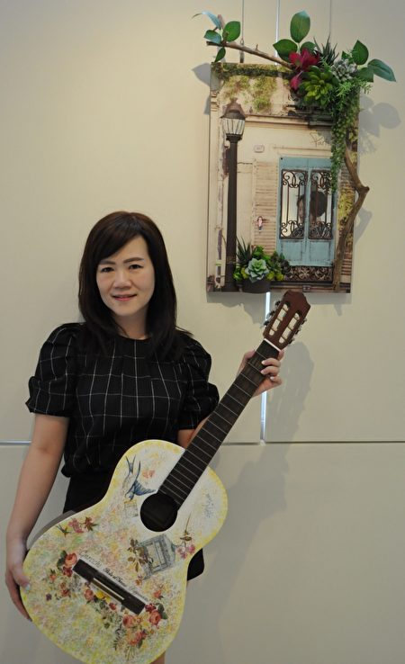 涂瑛真與作品。(竹市文化局提供)