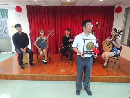 宜市長江聰淵將致贈刻有「盟誼永固」字樣的林午小銅鑼予馬德拉市長。(宜蘭市公所提供)