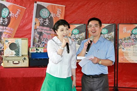 名聲樂家簡文秀與宜蘭市長江聰淵合唱《針線情》。(宜蘭市公所提供)