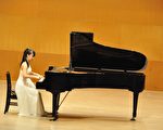 鋼琴組比賽,參賽選手聚精會神演奏,盡情發揮實力。(賴月貴/大紀元)