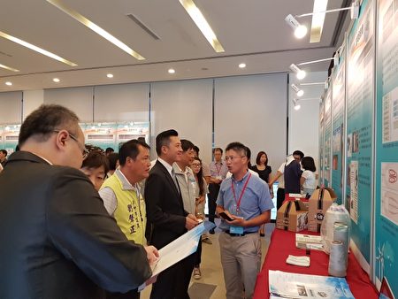 林智堅參觀企業展現成果。(林寶雲/大紀元)