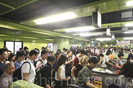 台风“妮妲”吹袭香港过后,天文台取消8号风球,市民赶回公司复工。(余钢/大纪元)