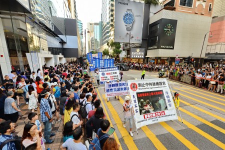 8月21日,香港部分法轮功学员趁国际器官移植协会(TTS)大会在港举行期间举行“全球联动 制止强摘”集会。(潘在殊/大纪元)