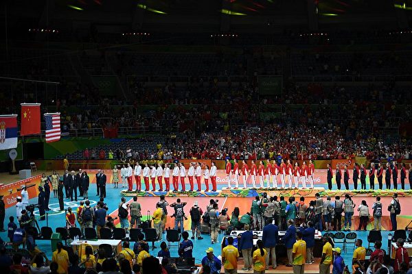8月20日，里约错版五星旗再次升起在中国女排在奥运领奖台上。(JOHANNES EISELE/AFP/Getty Images)