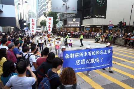 8月21日,香港部分法轮功学员趁国际器官移植协会(TTS)大会在港举行期间举行“全球联动 制止强摘”集会。(潘在殊/大纪元)
