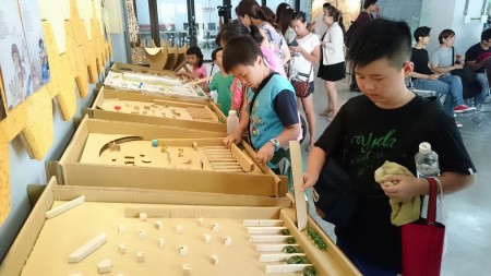 自造新鲜人作品:环保弹珠台。(方金媛/大纪元)