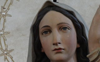 意大利中世纪教堂里流泪的圣母塑像