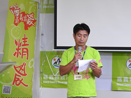 嘉義縣精緻農業協會成員游世郎表示,策劃「一季園主」的目的,是希望激發更多青年有興趣從事農業。(蔡上海/大紀元)