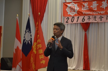 圖: 溫哥華合家歡聯誼會會員大會晚宴上,經文處李志強處長到會祝賀。 (邱晨/大紀元)