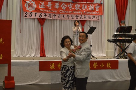 圖: 溫哥華合家歡聯誼會會員大會晚宴上,孫淑蕙與呂金陵夫婦翩翩起舞。 (邱晨/大紀元)