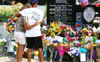 聖地亞哥民眾送鮮花悼念被槍殺警察