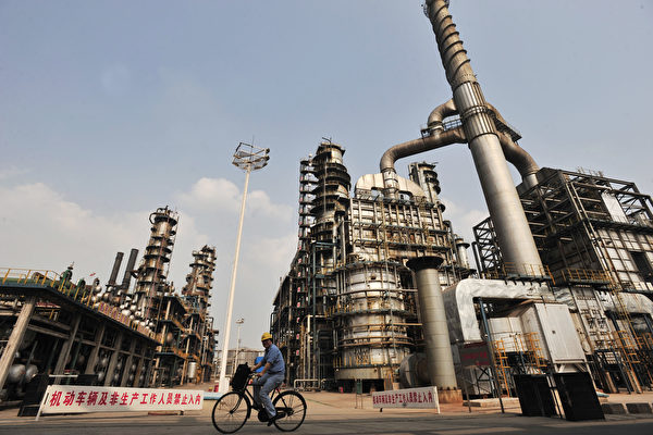 中国最大油田——大庆、胜利和长庆上半年盈利暴跌终于坐实了全球能源行业的预测：中国石油生产将陷入长期下滑。 (STR/AFP/Getty Images)