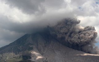 印尼三座火山爆发 机场关闭航班取消