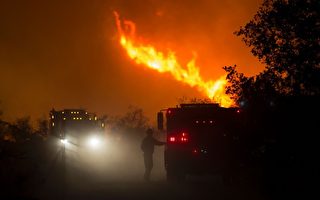 圣芭芭拉县爆发雷伊山火 暂不威胁住家