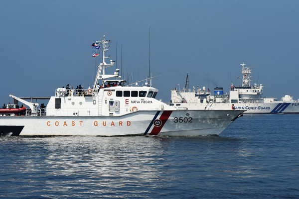 日本外务省于2016年8月12日表示，日菲双边于11日会谈后，日本决定交付10艘44米长的中型巡逻舰，以及2艘大型的全新90米长巡逻舰给菲律宾，协助菲律宾增强在南海的海岸防卫能力。本图为日本与菲律宾的巡防舰于7月13日在马尼拉湾举行联合演习。（TED ALJIBE/AFP/Getty Images）