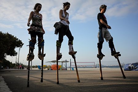 Stilt walkers walk along Flamengo beach promenade in Rio de Janeiro, on 4 August 2016. The city is making last minute preparations for the events and celebrations as the 2016 Olympics are set to begin in Rio on August 5 and run until August 21, 2016. / AFP / LEON NEAL (Photo credit should read LEON NEAL/AFP/Getty Images)