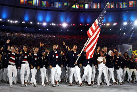 2016年8月5日，里約奧運開幕式，美國隊進場。(Cameron Spencer/Getty Images)