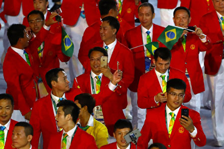 RIO DE JANEIRO, BRAZIL - AUGUST 05: Members of the China Olympic Team take part in the Opening Ceremony of the Rio 2016 Olympic Games at Maracana Stadium on August 5, 2016 in Rio de Janeiro, Brazil. (Photo by Elsa/Getty Images)