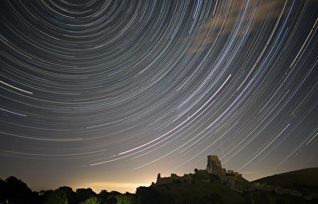 8月12日在英國科夫堡觀測到的流星雨。 (合成圖/Dan Kitwood/Getty Images)