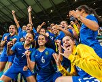 巴西女足12日在點球大戰中，以7-6淘汰澳大利亞女足，隊員瘋狂慶祝。16日巴西將在半決賽中迎戰瑞典。     (GUSTAVO ANDRADE/AFP/Getty Images)