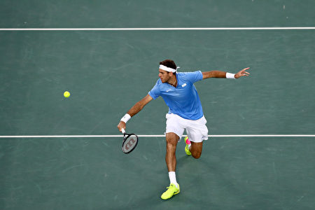 阿根廷网球选手戴波特罗(Juan Martin del Potro)在准决赛中,以5-7、6-4和7-6(7/5)力克西班牙蛮牛纳达尔(Rafael Nadal),晋级里约奥运网球男单决赛。(Dean Mouhtaropoulos/Getty Images)