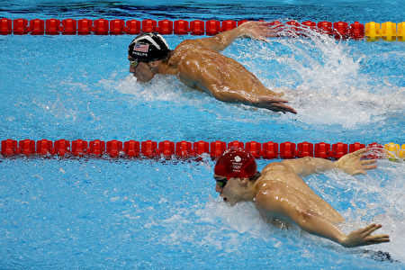 RIO DE JANEIRO, BRAZIL - AUGUST 13: Michael Phelps of the United States leads James Guy of Great Britain in the Men's 4 x 100m Medley Relay Final on Day 8 of the Rio 2016 Olympic Games at the Olympic Aquatics Stadium on August 13, 2016 in Rio de Janeiro, Brazil. (Photo by Rob Carr/Getty Images)