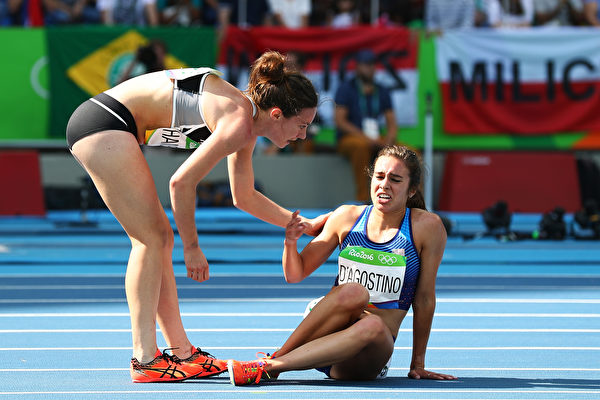 奥运女子5000公尺预赛时，美国选手达格诺斯蒂诺（右）意外绊倒纽西兰选手韩布林（左），两人双双跌倒在地，起身后的她们不是只顾追赶进度，也相互鼓舞跑完全程。(Ian Walton/Getty Images)