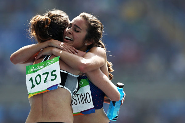 16日上午，里約奧運女子5千米預賽，來自紐西蘭及美國的運動員，相互打氣一起跑向終點，感動全球觀眾。(Patrick Smith/Getty Images)