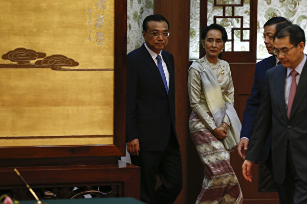 缅甸领导人昂山素季8月18日告诉中共总理李克强，针对搁置的密松水电站项目，她的新政府愿意寻求一个两国都能接受的解决方案。(Rolex Dela Pena - Pool/Getty Images)