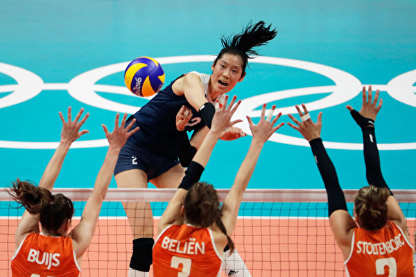 RIO DE JANEIRO, BRAZIL - AUGUST 18: Ting Zhu of China strikes the ball at the Netherlands defence during the Women's Volleyball Semifinal match at the Maracanazinho on Day 13 of the 2016 Rio Olympic Games on August 18, 2016 in Rio de Janeiro, Brazil. (Photo by Jamie Squire/Getty Images)