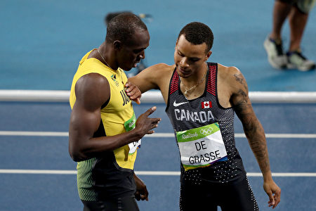 RIO DE JANEIRO, BRAZIL - AUGUST 18: Usain Bolt of Jamaica celebrates winning with silver medalist, Andre de Grasse of Canada after the Men's 200m Final on Day 13 of the Rio 2016 Olympic Games at the Olympic Stadium on August 18, 2016 in Rio de Janeiro, Brazil. (Photo by Patrick Smith/Getty Images)