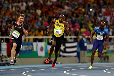 牙买加短跑名将博尔特（Usain Bolt）完成史无前例的100米、200米、400米接力3项3连霸。(Elsa/Getty Images)