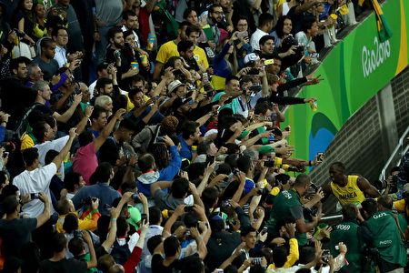 RIO DE JANEIRO, BRAZIL - AUGUST 18: Usain Bolt of Jamaica celebrates with fans after winning the Men's 200m Final on Day 13 of the Rio 2016 Olympic Games at the Olympic Stadium on August 18, 2016 in Rio de Janeiro, Brazil. (Photo by Lars Baron/Getty Images)