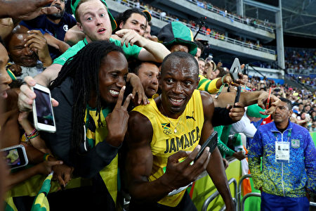 RIO DE JANEIRO, BRAZIL - AUGUST 18: Usain Bolt of Jamaica celebrates with fans after winning the Men's 200m Final on Day 13 of the Rio 2016 Olympic Games at the Olympic Stadium on August 18, 2016 in Rio de Janeiro, Brazil. (Photo by Ryan Pierse/Getty Images)