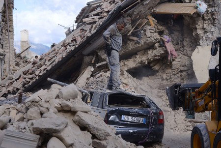 一个男人站在被损毁的车上。(FILIPPO MONTEFORTE/AFP/Getty Images)