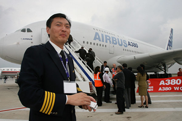 中国民航业务在飙升。分析家预测，空中交通流量在未来20年将扩张四倍。但是有一个问题：中国飞行员短缺。(MARK RALSTON/AFP/Getty Images)