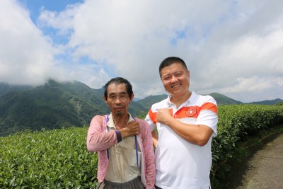(左)為茶農劉寧旭、(右)為老爺兩負責人劉充霈。(莊宜真/大紀元)