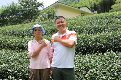 (左)為茶農范彩鳳、(右)為老爺兩負責人劉充霈。(莊宜真/大紀元)