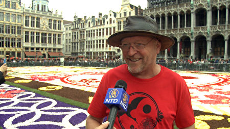 花地毯技术总监 Koen Vondenbusch在花地毯前接受记者采访。（新唐人）