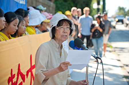 圖:溫哥華部分法輪功學員及民眾約百人8月12日中領館前集會,溫哥華法輪大法學會發言人張素在發言。(大宇/大紀元)