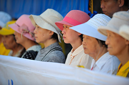 圖:溫哥華部分法輪功學員及民眾約百人8月12日中領館前集會,王志文被阻出境事件引關注。(大宇/大紀元)