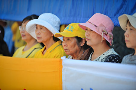 圖:溫哥華部分法輪功學員及民眾約百人8月12日中領館前集會,王志文被阻出境事件引關注。(大宇/大紀元)