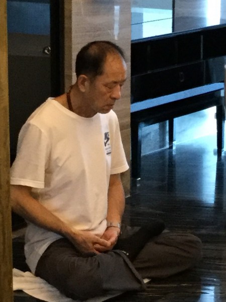 2016年8月6日護照被中共海關剪掉的那一天,王治文獨自打坐,女兒傷心落淚,感到父親在中國是那麼孤獨。(王曉丹提供/大紀元)